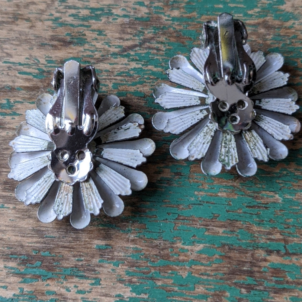 Vintage Black & White Daisy Retro Clip-On Earrings - Picture 3 of 8